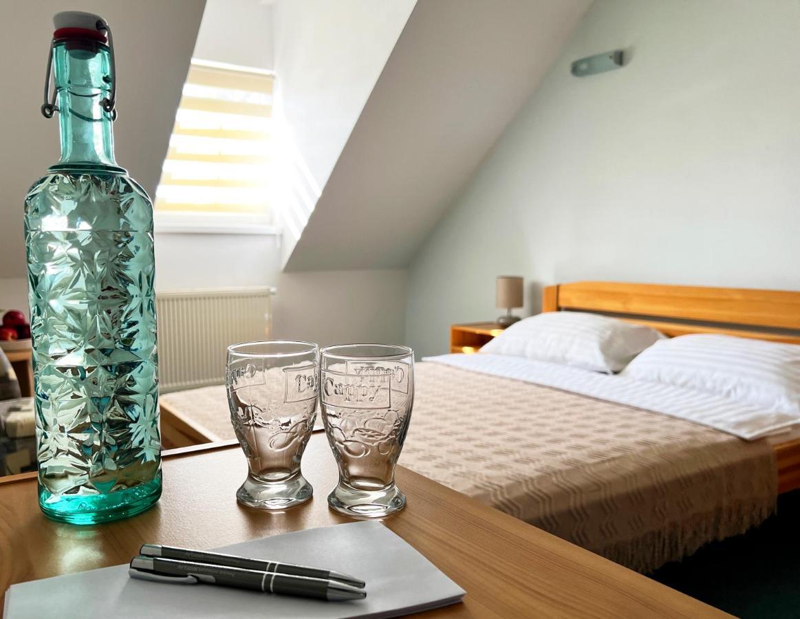 Hotel Marislav Cesnovice Екстериор снимка