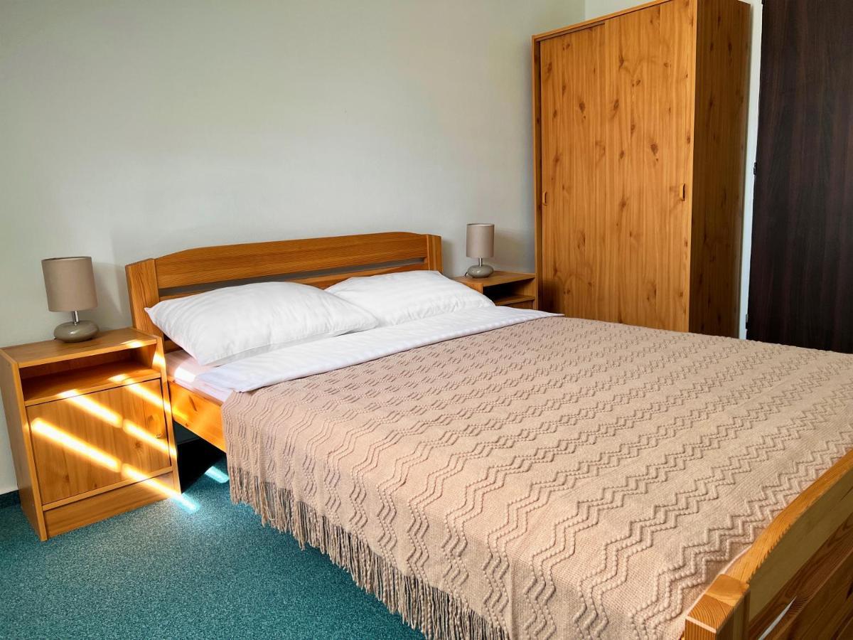 Hotel Marislav Cesnovice Екстериор снимка