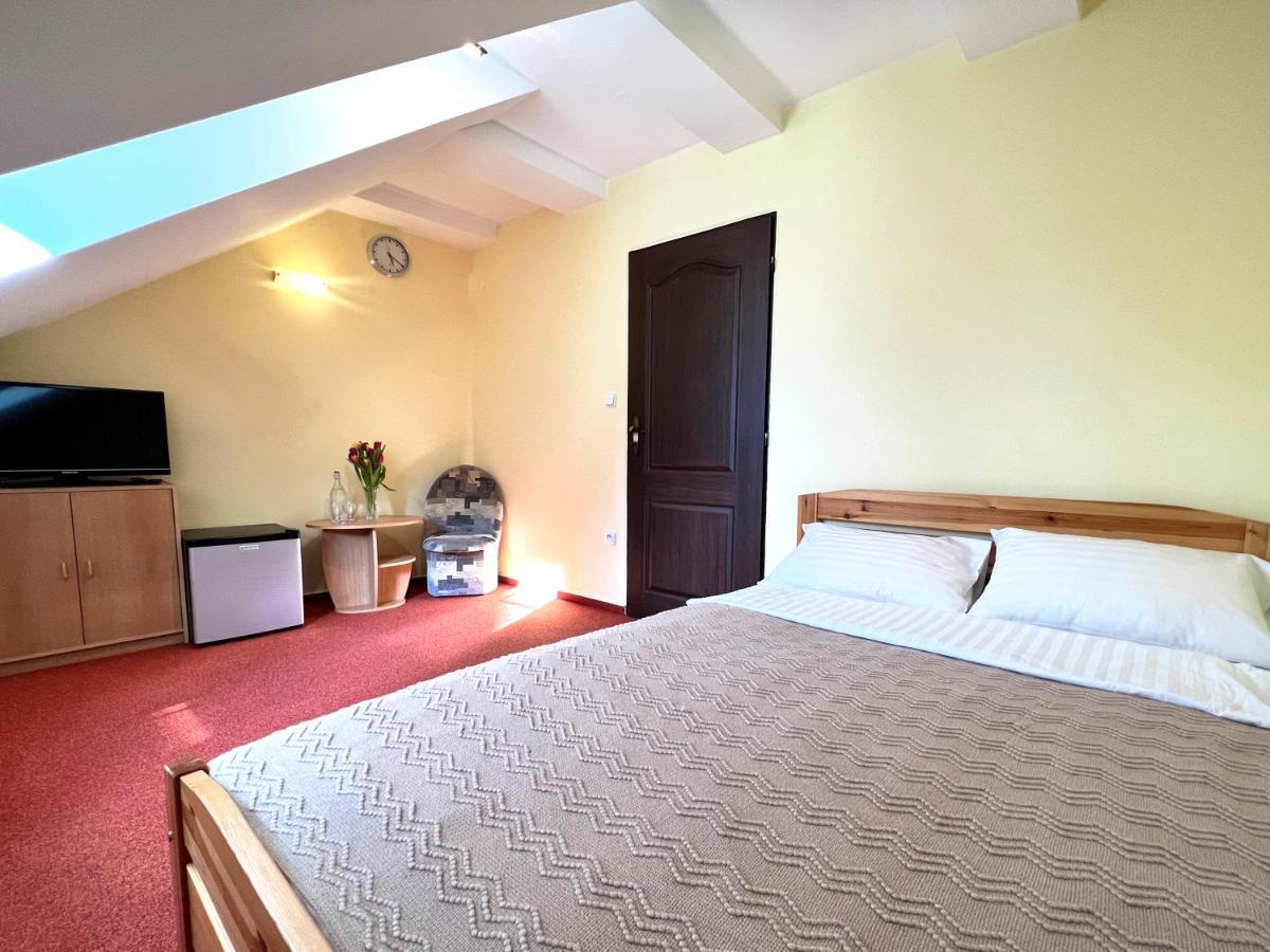 Hotel Marislav Cesnovice Екстериор снимка