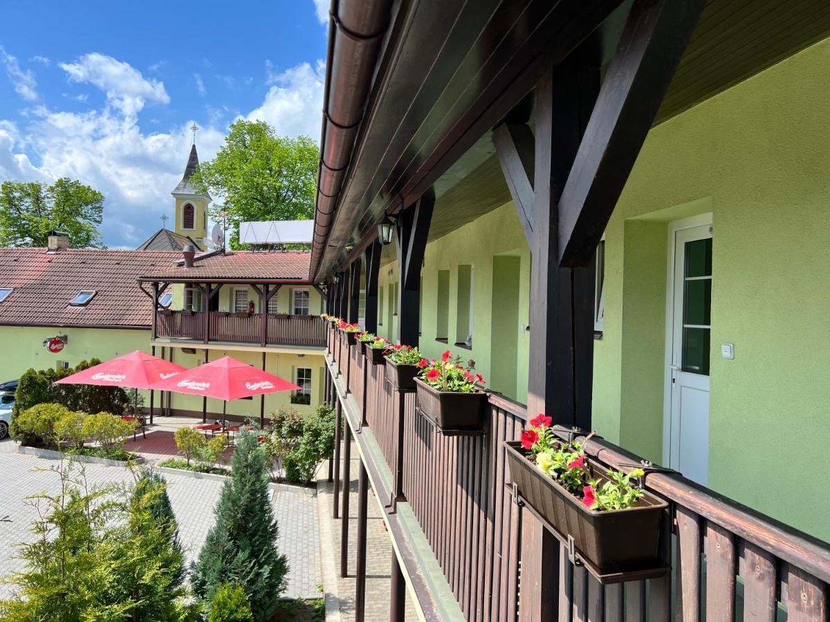 Hotel Marislav Cesnovice Екстериор снимка