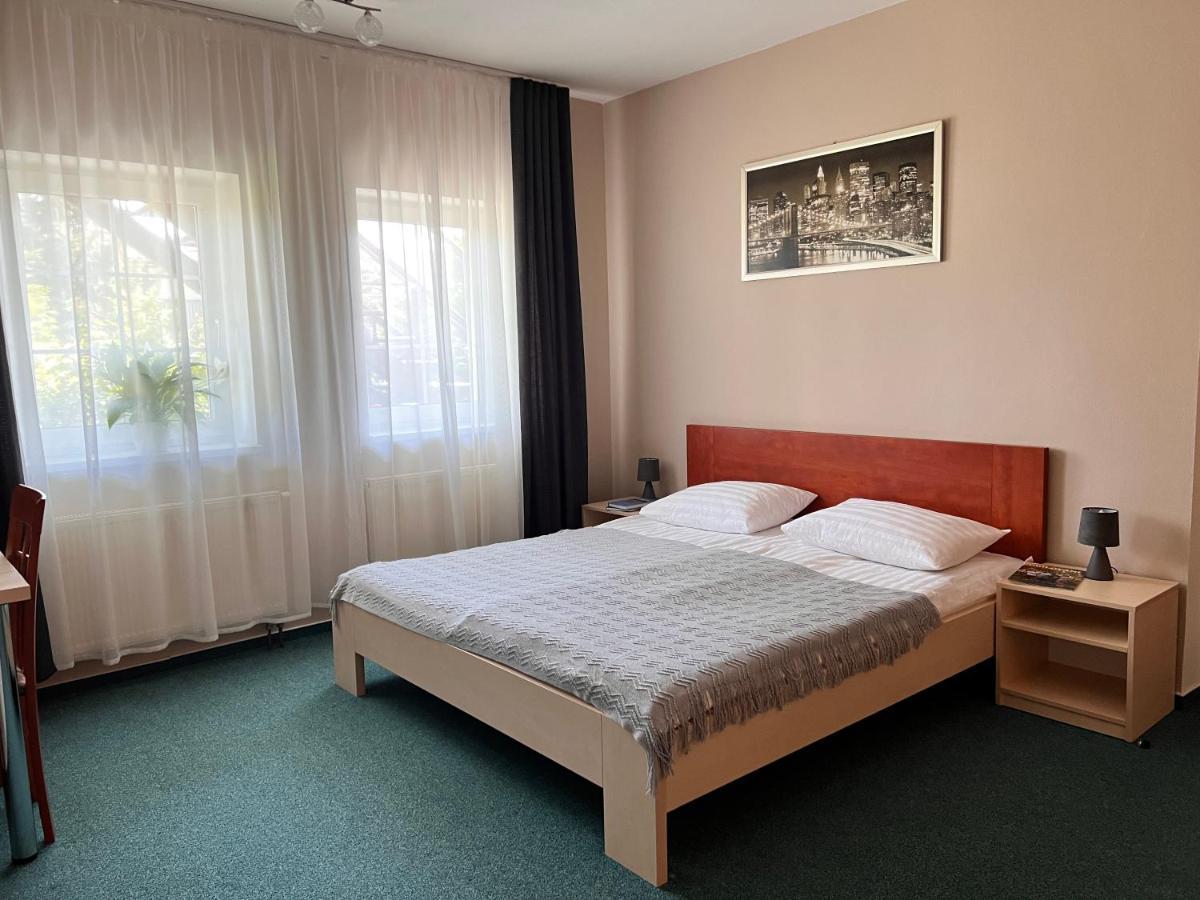 Hotel Marislav Cesnovice Екстериор снимка