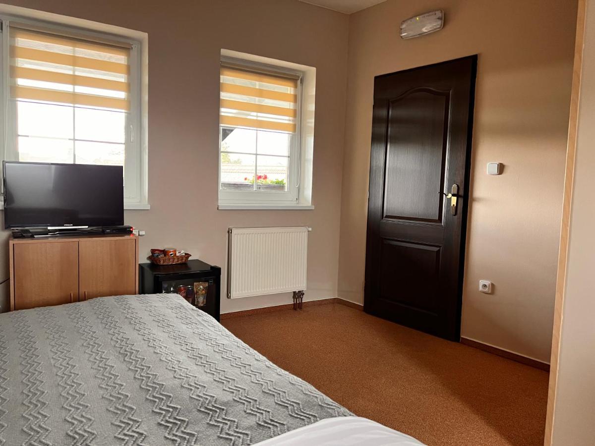 Hotel Marislav Cesnovice Екстериор снимка